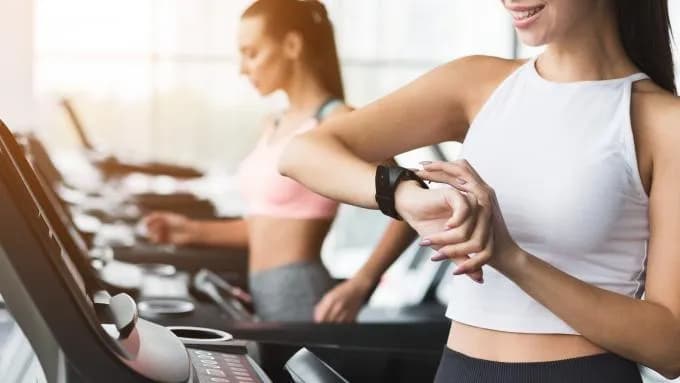 Jakie tętno podczas cardio? Klucz do efektywnego spalania tłuszczu